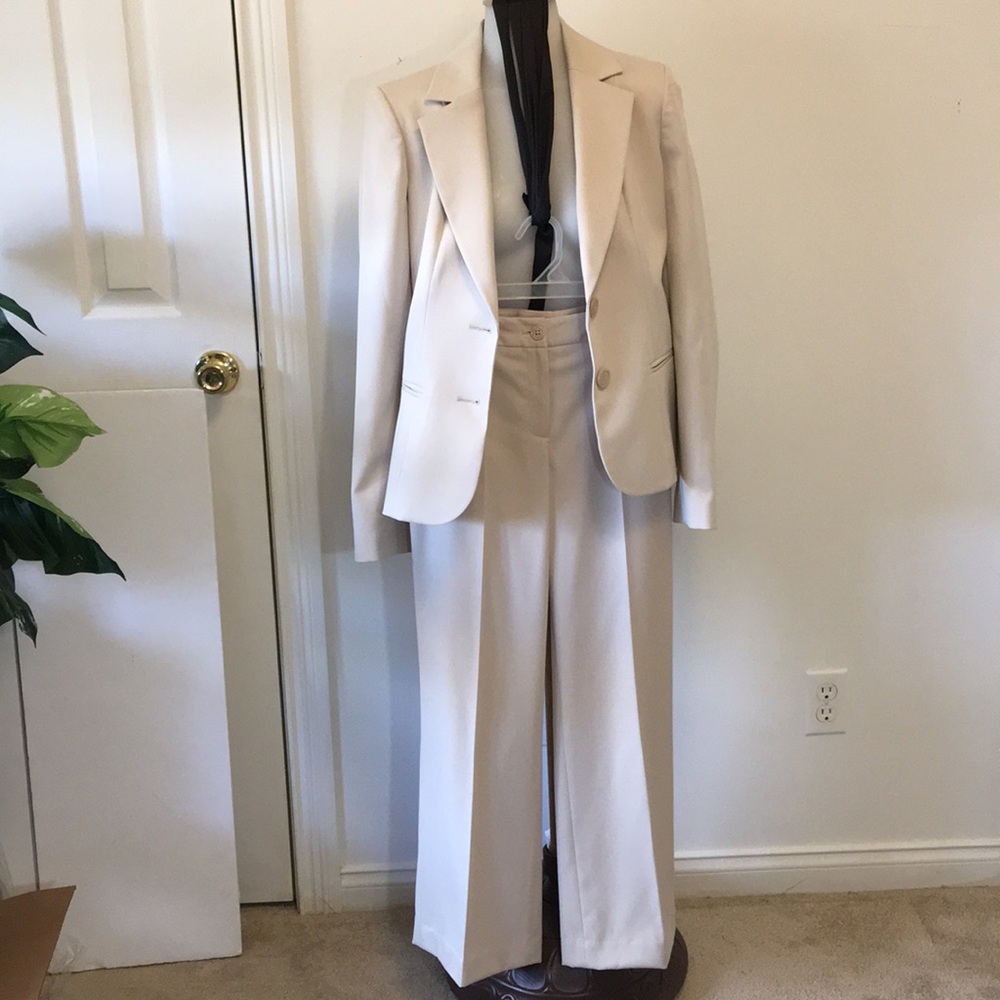 Ann Klein Pant Suit Beige SZ 2 Pristine Condition